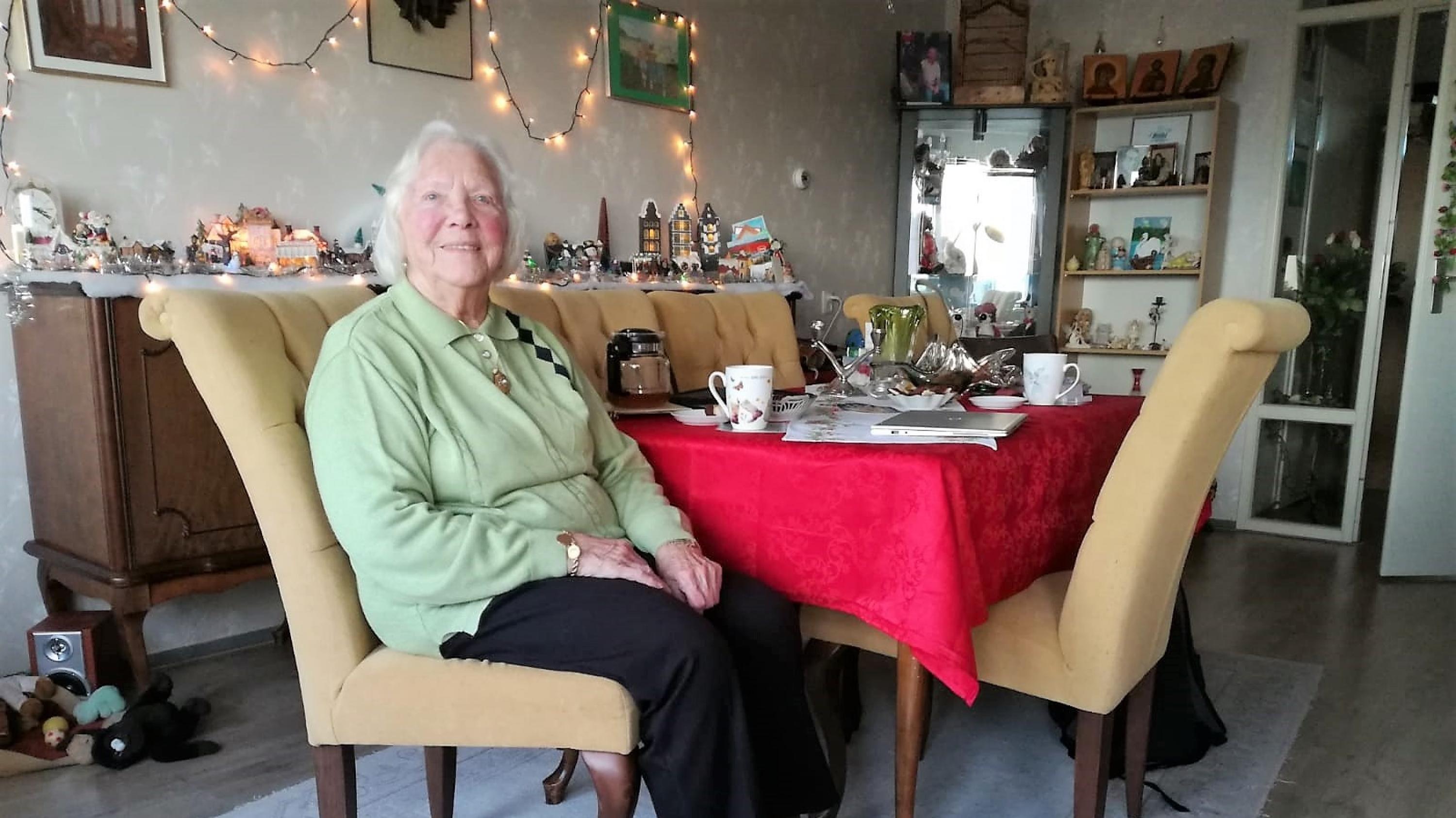 Greet in haar woonkamer