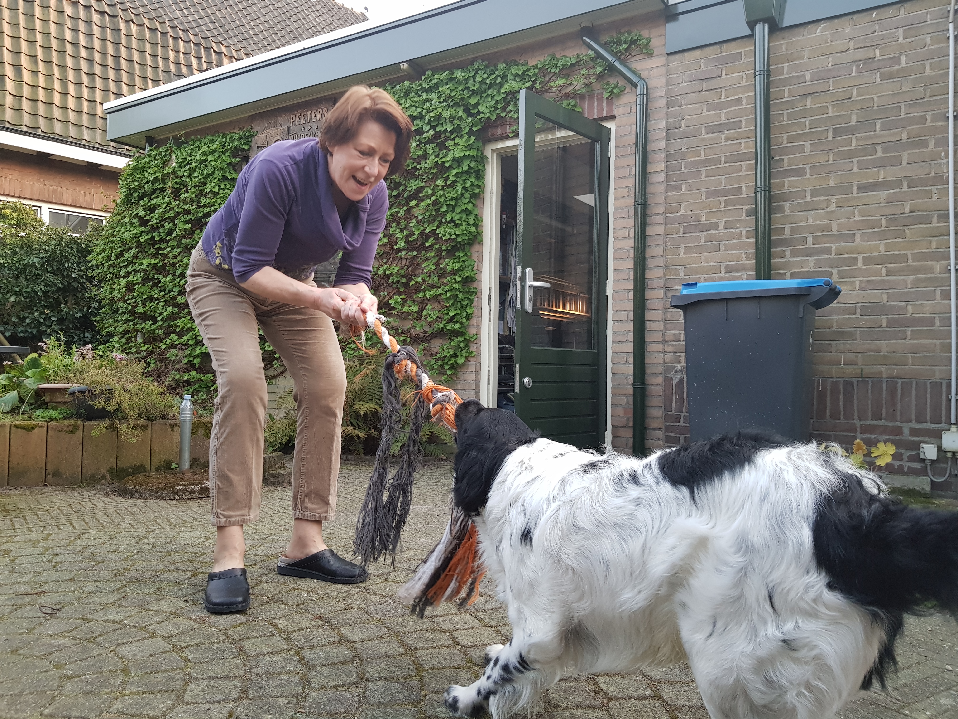 vrouw-speelt-met-hond