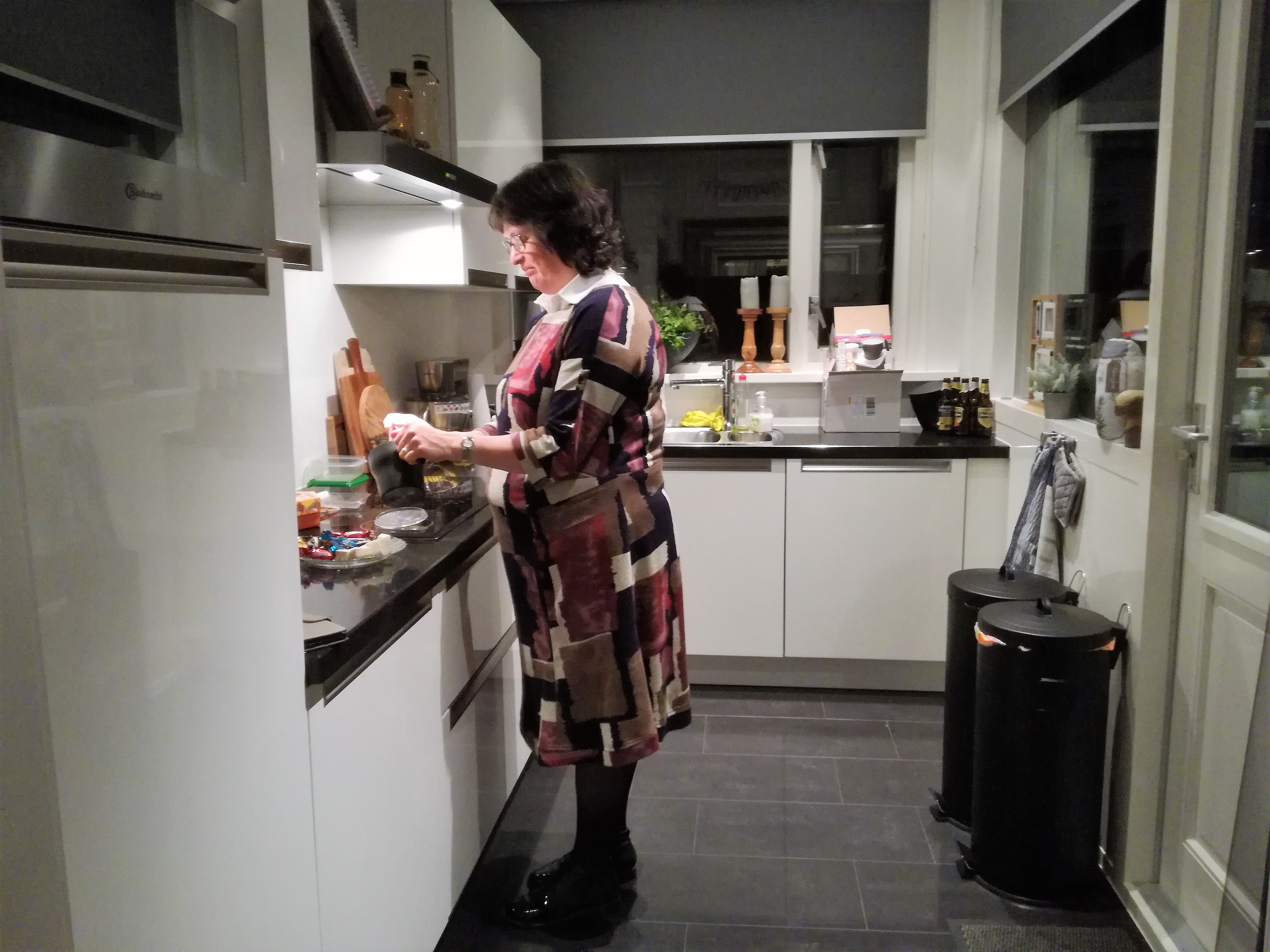 vrouw in keuken